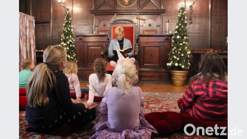 Gespannt lauschen die Kinder in der Märchenstunde. Bild: exb