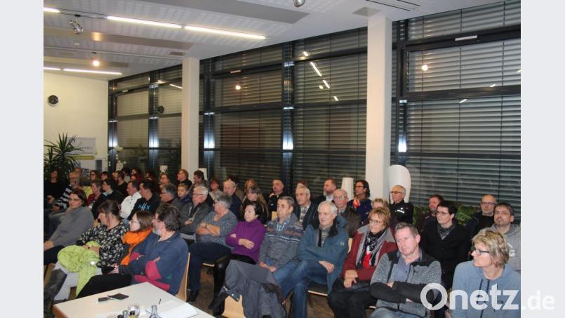 Rekordbesuch im Stadtrat: Viele Bürger aus Löschwitz und Kaibitz waren gekommen und zeigten damit auch, dass sie es mit der Dorferneuerung ernst meinen. Bild: stg