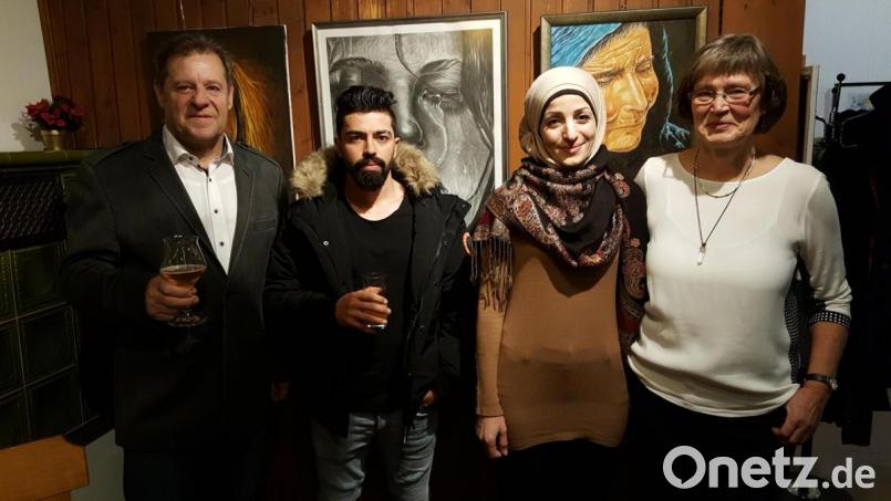 Dritter Bürgermeister Peter Leitsoni (von links) war hocherfreut über die Künstler Mohammadi Zeynollah und Albridi Olfat und dankte der Organisatorin Johanna Erras-Dorfner für die bereits elfte Ausstellung im Schlosstreff. 	Bild: vt Bild: vt