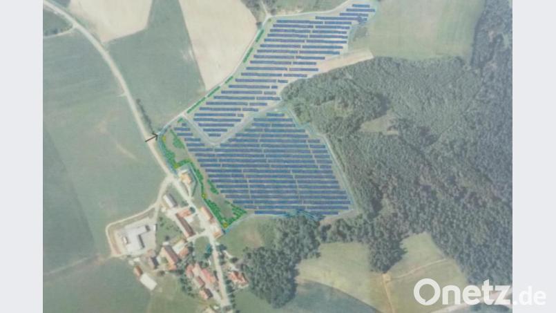 Auf der blau schraffierten Fläche soll der neue Solarpark Oberaich entstehen. Bild: exb/ GP Joule