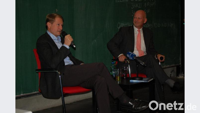 BR-Intendant Ulrich Wilhelm (links) im Gespräch mit Professor Stephan Bierling an der Uni Regensburg. Bild: gib