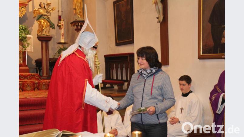 Auch der Nikolaus bedankte sich bei Birgit Übelmesser und überreichte ihr ein Geschenk. Bild: rpp