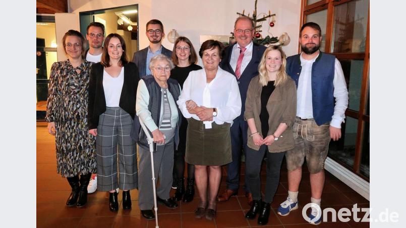 Zu den ersten Gratulanten am Ehrentag von Gottfried Härtl zählte die Familie. Bild: bsc
