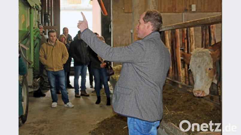Bio-Milchbauer Matthias Zahn bei der Stallführung. Bild: jrh