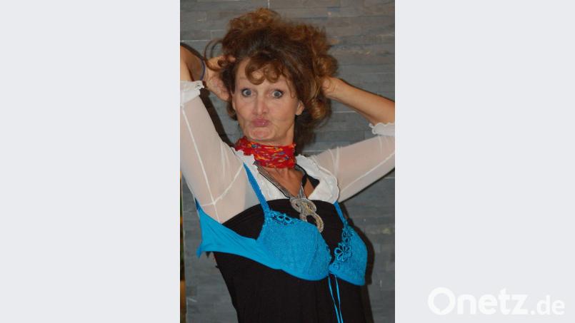Gerne verwandelt sich Barbara Weinzierl auf der Bühne auch in schräge Vögel. Bild: exb