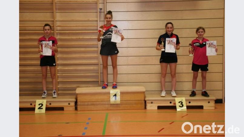 Bayerische Meisterin bei den Mädchen U15 wurde Sophia Zahradnik vom TV Glück-Auf Wackersdorf mit einem 4:2-Sieg im Finale gegen Luna Brüller vom TSG Thannhausen. Bild: Christopher Dotzler