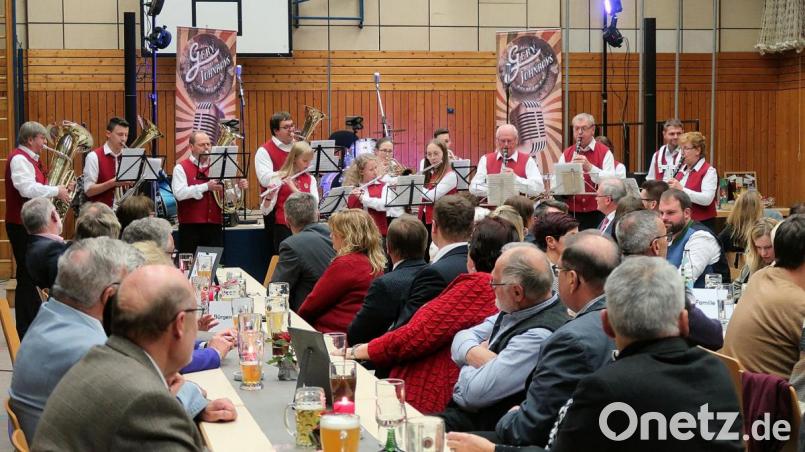 Der Musikverein Wiesau brachte Bürgermeister Gottfried Härtl ein Ständchen dar. Bild: bsc