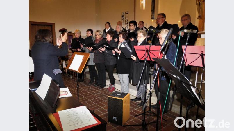 Der Kirchenchor hat viele Adventslieder und anderes vorgetragen. Bild: ubb