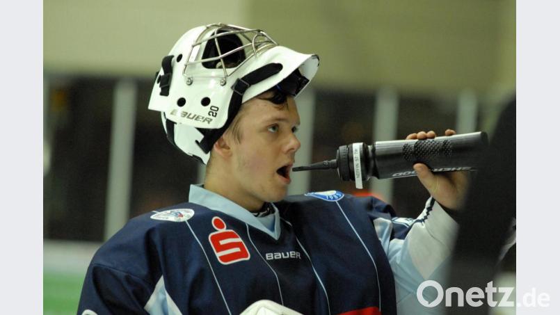Jonas Neffin nimmt einen kräftigen Schluck: Am Wochenende steht der 19-Jährige nicht im Kasten der Blue Devils Weiden, sondern im Tor der Iserlohn Roosters in den DEL-Spielen gegen München und in Bremerhaven. Bild: gb