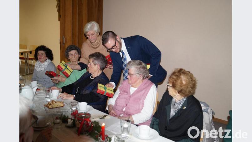 Die Senioren freuen sich über die Geschenke, die sie von Leiterin Rosa Krug und Bürgermeister Ernst Lenk entgegennehmen dürfen. Bild: du