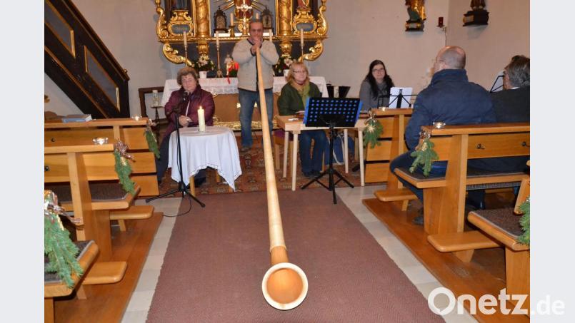 Ein Alphornsolo präsentiert Martin Zeller zu den vorgetragenen Weihnachtsgeschichten in Oberpfälzer Mundart von Helene Rolle. Bild: gi