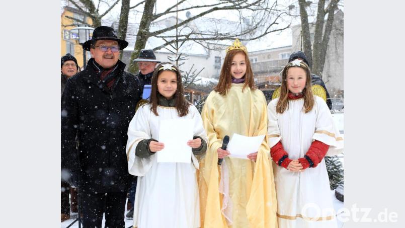 Das "Erbendorfer Christkindl" wird mit Bürgermeister Hans Donko im Stadtpark den Christkindlmarkt eröffnen. Bild: JOCHEN NEUMANN
ERBENDORF