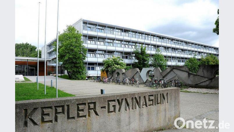Das 50 Jahre alte Gebäude des Kepler-Gymnasiums ist in die Jahre gekommen. Lehrer und Schüler sehnen die Generalsanierung herbei. Bild: Stephan Huber