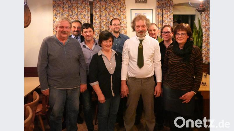 Auch in schwierigen Zeiten übernimmt Johann Leipold (Vierter von rechts) aus Wampenhof weiter die Führung der Tell-Schützen Spielberg. Bild: fvo