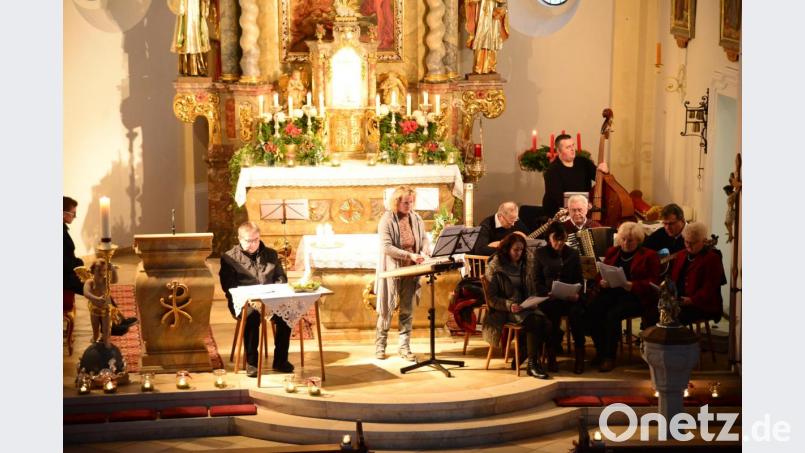 Die Sitzweilgruppe Miesbrunn und die Bläsergruppe der Stadtkapelle Pleystein, Max Frischholz als Erzähler einfühlsamer wie lustiger Geschichten, begeisterten die Besucher beim Adventssingen des Katholischen Frauenbundes Miesbrunn. Bild: bey