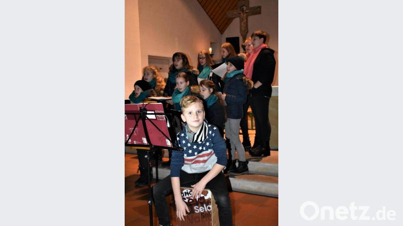 Der Jugendchor "Cantare et vivere" singt und spielt den "Little Drummer Boy". Bild: rgr