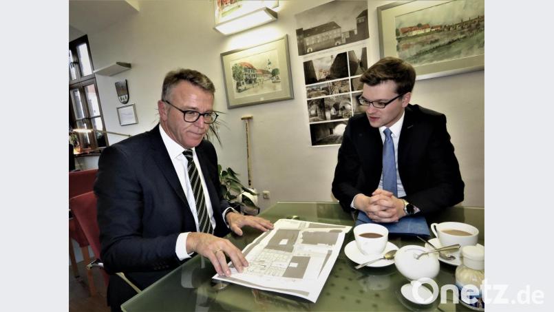 Bürgermeister Franz Stahl (links) schaut sich mit Maximilian Meiler von der KWS den Plan des Gebäudekomplexes an. Das Haus wird zwei Eingänge bekommen. Bild: ubb