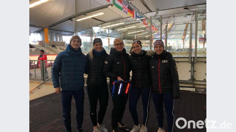 Meghan Wystrichowski (Zweite von rechts) mit ihrer Trainerin Gunda Niemann-Stirnemann (Mitte) und dem Team des EC Erfurt (von links: Moritz Klein, Victoria Stirnemann und Sophie Warmuth). Bild: exb