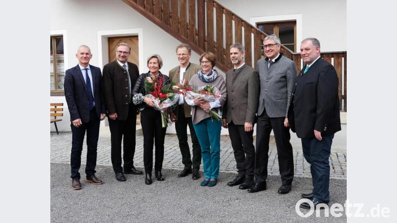 Chefwechsel beim Forstbetrieb Burglengenfeld (von links): Erwin Graf, Landtagsabgeordneter Alexander Flierl, Helga Verron, der bisherige Leiter Thomas Verron, Annette Scholz, Hans Mages, Vorstand Reinhardt Neft und der Personalratsvorsitzende Andreas Ferstl. Bild: exb