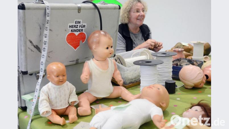 Puppenärztin Ute Geier bei der repariert zahlreiche Puppen. Bild: Gabi Schönberger