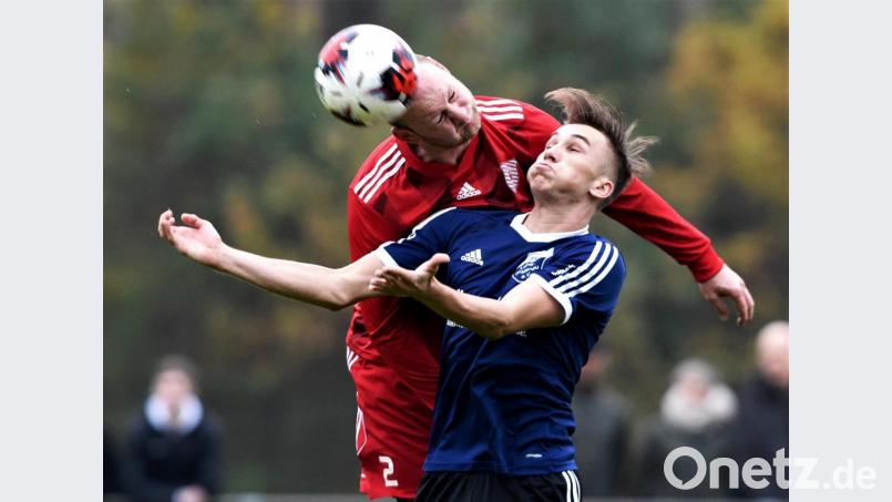 Torjäger Nico Argauer (vorne, Szene aus der Partie gegen den SV Hahnbach) und der SC Luhe-Wildenau sind nach fünf Jahren Pause wieder beim Oberpfalz-Medien-Cup am Start. Bild: btg