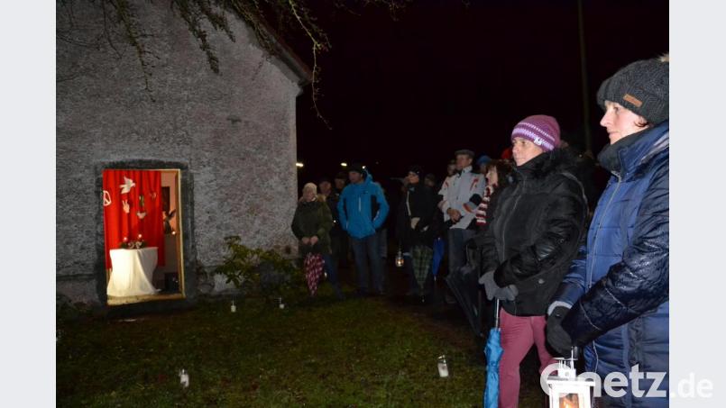 Die Adventstür wurde geöffnet mit Zeichen des Friedens. Bild: gi