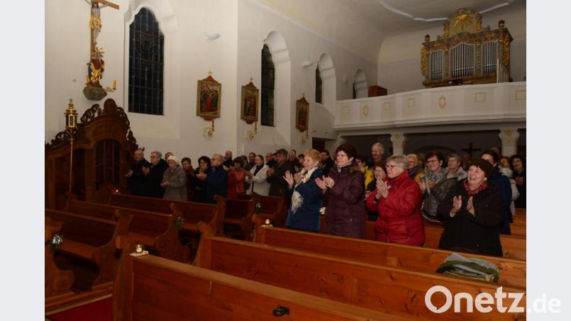 Standing Ovations der Besucher am Schluss des Adventssingens in der St. Wenzeslauskirche. Bild: bey