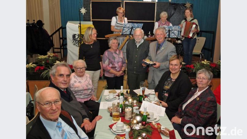 Über zwei Neumitglieder (stehend Mitte) freut sich die Landsmannschaft bei der „Schlesischen Weihnacht“. Bild: Dobmeier
