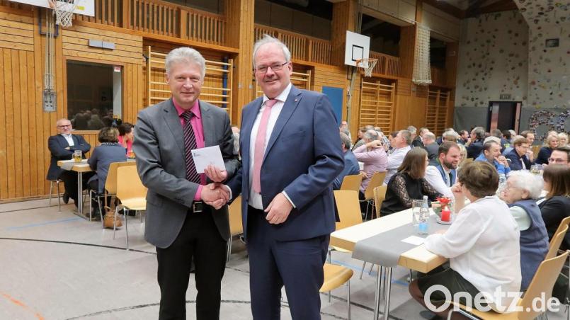In seiner Eigenschaft als Vorsitzender des Bayerischen Gemeindetags im Landkreis überreichte Plößbergs Bürgermeister Lothar Müller (links) ein Geschenk an Gottfried Härtl (rechts). Bild: bsc
