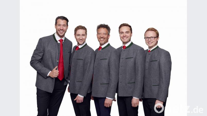 „Stimmen der Berge“ lassen (von links) Benjamin Grund, Daniel Hinterberger, Thomas A. Gruber, Simon Käsbauer und Stephan Schlögl für Ludwig Thomas „Heilige Nacht“ in Eschenfelden erklingen. Bild: April Santiago