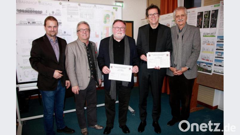 Den ersten Preis – zudem auch den Auftrag für die Planungen - erhielten (von rechts) Dr. Emil Lehner und Uwe Reil (SHL Architekten). Einen von zwei Anerkennungspreisen bekam Peter Jenkel (Mitte) aus Unterhaching. Bürgermeister Toni Dutz (Zweiter von links) und Dritter Bürgermeister André Putzlocher (links) gratulierten zum Erfolg. Bild: wro