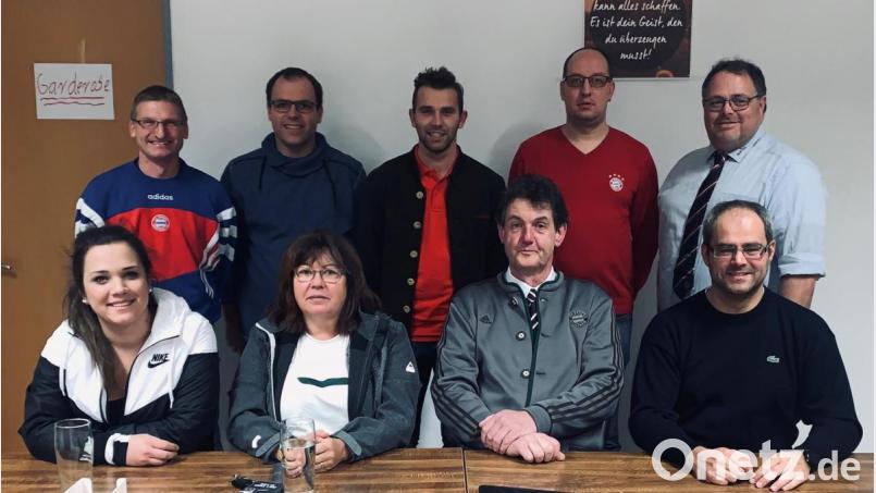 Der neue Vorstand des Bayern-Stammtisches: (vorne von links) Juliane, Gabriele und Alfred Bäumler, Johannes Marks, (hinten von links) Jürgen Langsteiner, Christian Stahl, Michael Merkl, Jürgen Geide und Mirko Fuchs. Bild: mez