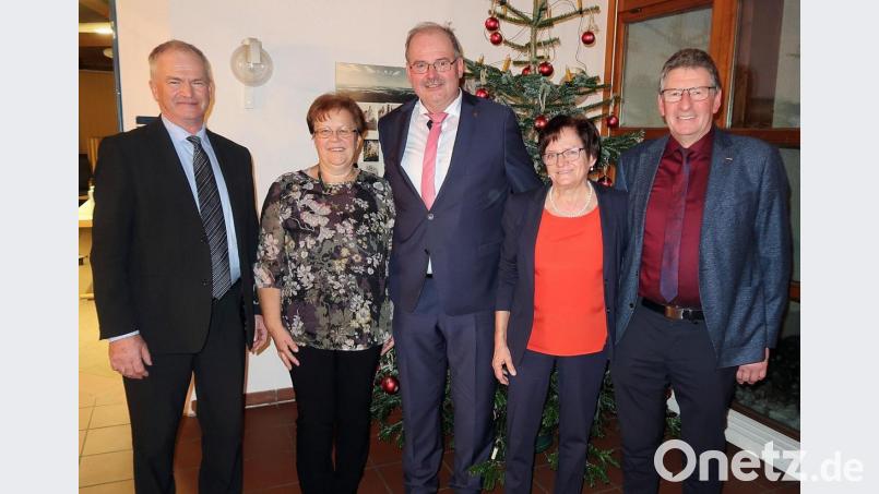 Zur Geburtstagsparty von Gottfried Härtl (Mitte) war auch Hermann Manahl (links), Bürgermeister der Partnergemeinde Raggal, mit einer Abordnung angereist. Bild: bsc