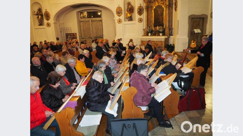 Veehharfen-Gruppe der Musikschule Neustadt zupft gefühlvoll ein ein Menuett Bild: krb