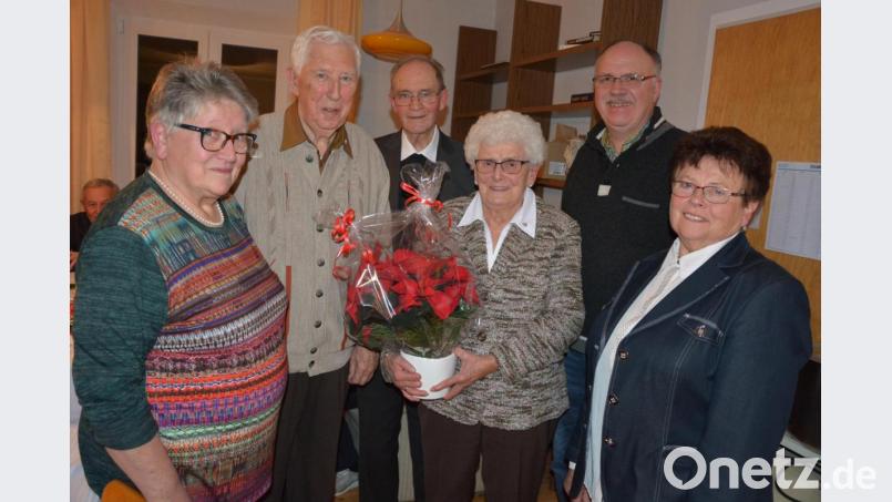 Seit 40 Jahren gehören Thea und Wilhelm Zeidler (Dritte von rechts und Zweiter von links) der KAB Steinmühle an. Dazu gratulierten (von rechts) Ortsvorsitzende Helga Haberkorn und Norbert Häckl sowie (links) Renate Ziegler und Kreispräses Pater Helmut Stadermann. Bild: jr