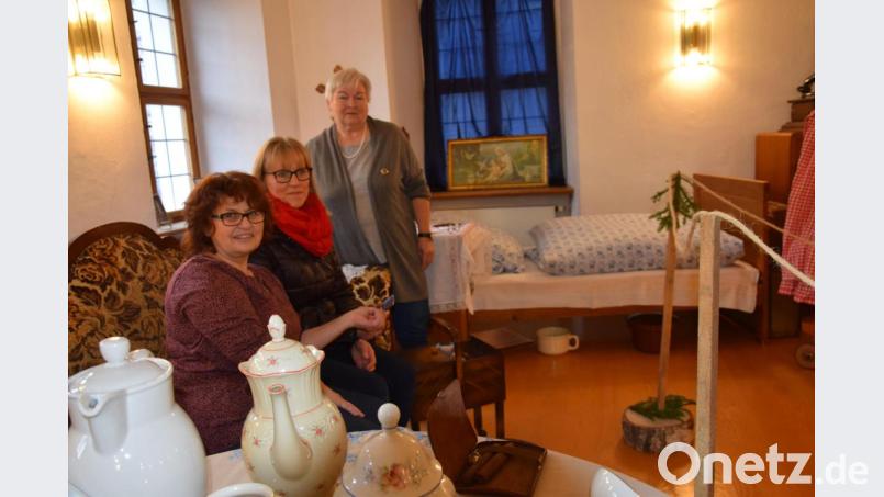 Auch das ist der Hohenburger Weihnachtsmarkt: Edeltraud Segerer, Maria Heimler und Klaudia Nießl (von rechts) stellten historische Gegenstände für das geplante Hohenburger Heimatmuseum im Rathaus aus. Bild: bö