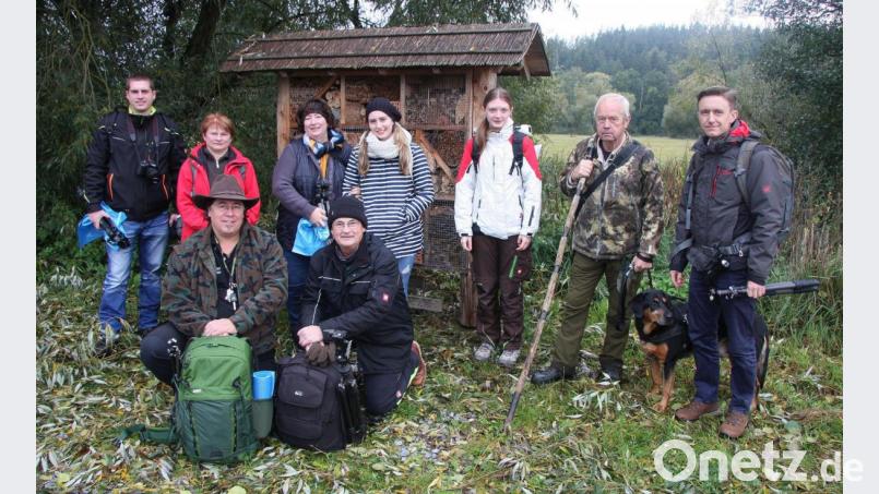 Vereinbart war als Treffpunkt der Parkplatz an der Hammermühle. Geleitet wurde die Fotoexkursion von Wilfried Kamm (knieend links) und Gottlieb Häckel (Zweiter von rechts). Bild: wro