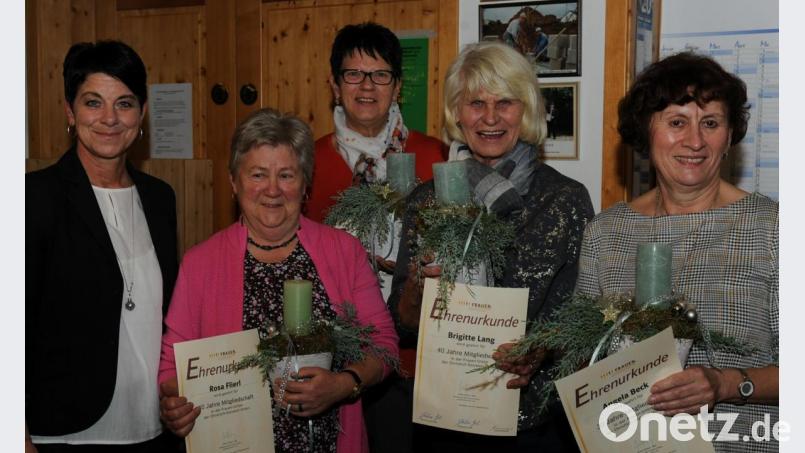 Bei der Mitgliederehrung bei der FU Poppenricht (von links): Vorsitzende Claudia Kammerl, Rosa Flierl, Edith Weiß, Brigitte Lang und Angelika Beck. Bild: gf