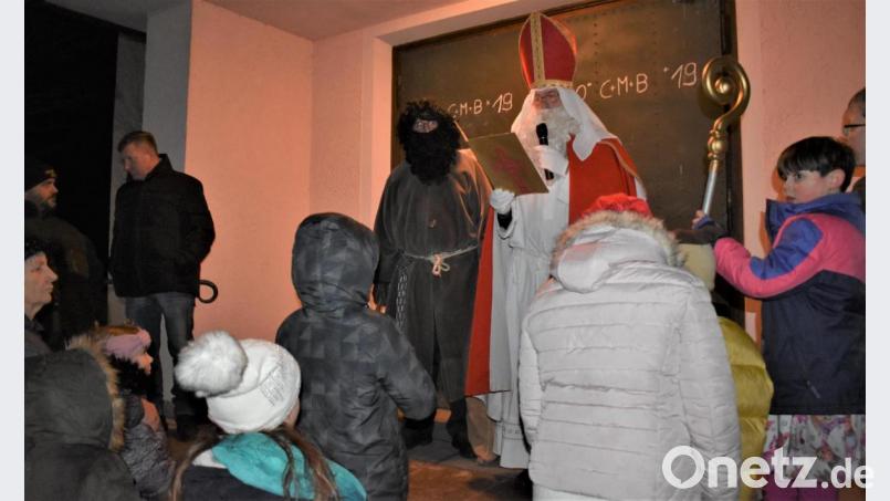 Der Nikolaus beschenkt die Kinder in Gmünd. Bild: rgr