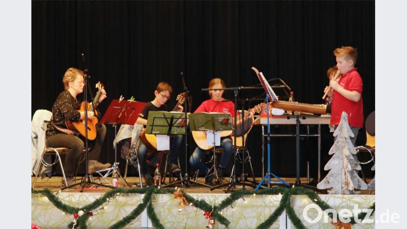 Die Jugendgruppe des Zitherclubs stimmte die Senioren auf Weihnachten ein. Bild: JOCHEN NEUMANN
ERBENDORF