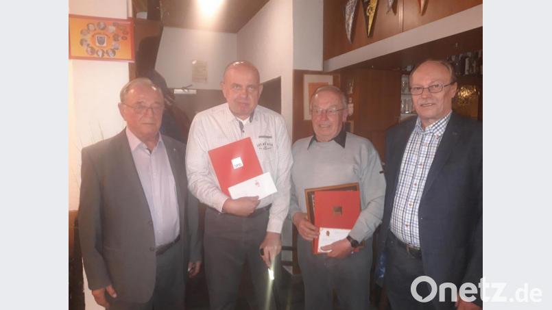 Stellvertretender SPD-Vorsitzender Manfred Birner (rechts) und Ehrenvorsitzender Alfons Graf (links) zeichneten Herbert und Peter Kneidl (Zweiter und Dritter von rechts) für langjährige Mitgliedschaft bei der SPD aus. Bild: wwl