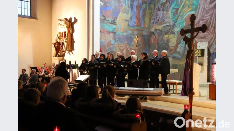 Sänger und Bläsergruppe gestalten das Adventskonzert in der Oberwildenauer St.-Michaels-Kirche. Bild: za