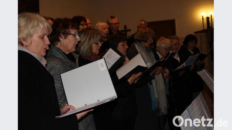 Adventliche Weisen sang der evangelische Kirchenchor in der Auferstehungskirche. Bild: wro