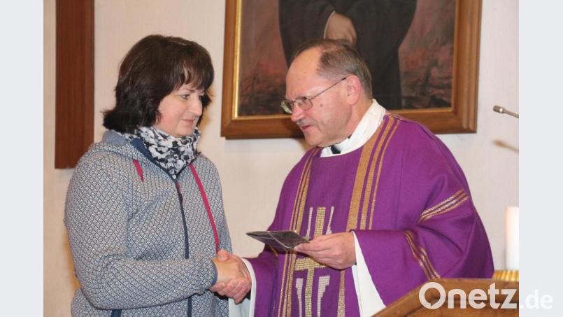 Pfarrer Heribert Stretz bedankte sich bei Birgit Übelmesser für die geleistete Arbeit unter anderem im Kindergottesdienstteam. Bild: rpp