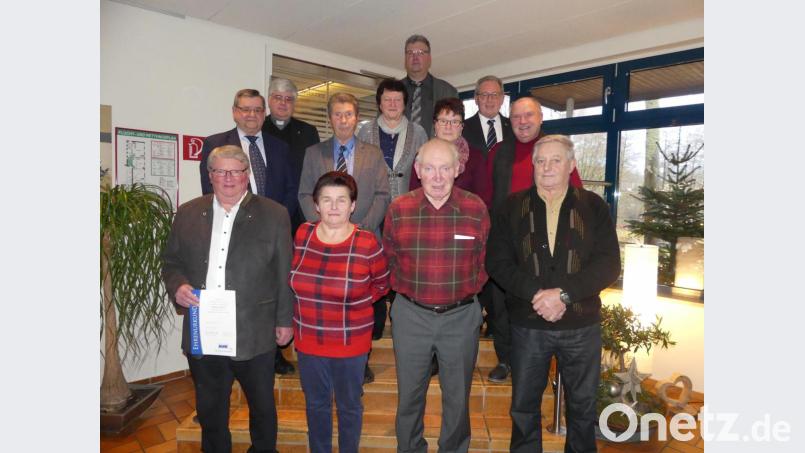 Den VdK-Jubilaren (vorne, von links) Herbert Fischer, Kunigunde Geigenmüller, Karl Völkl und Hans Rupprecht danken (hinten, von links) Dieter Kies, Pfarrer Thomas Jeschner und Josef Rewitzer sowie Bürgermeister Peter Lehr (rechts) und die Vorstandsmitglieder für ihre Solidarität zum VdK. Bild: rn