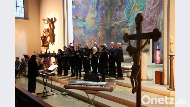 Sänger und Bläsergruppe gestalten das Adventskonzert in der Oberwildenauer St.-Michaels-Kirche. Bild: za