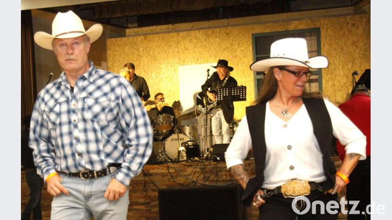 Viel Spaß hatten die Konzertbesucher beim Line-Dance. Bild: Hirsch