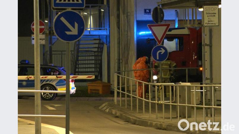 Zur Überprüfung der Pakete rückt der Strahlenmesstrupp der Berufsfeuerwehr Regensburg an. Bild: Alexander Auer