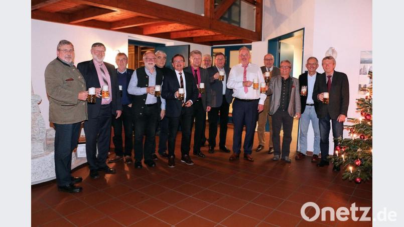 Viel Spaß hatten bei der Feier zum 60. Geburtstag von Gottfried Härtl (Fünfter von rechts) auch zahlreiche Bürgermeister und ihre Vorgänger. Der Hauptwunsch der „Amtsbrüder“ an ihren Kollegen und Freund Gottfried Härtl: „Bleib g&#039;sund!&quot; Bild: bsc