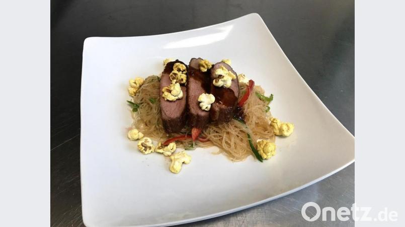 Darauf dürfen sich die Gäste freuen: Rosa gebratene marinierte Entenbrust auf Glasnudelsalat mit Gewürzpopcorn und Soja-Honig Sauce. Bild: Hotelfachschule Pegnitz